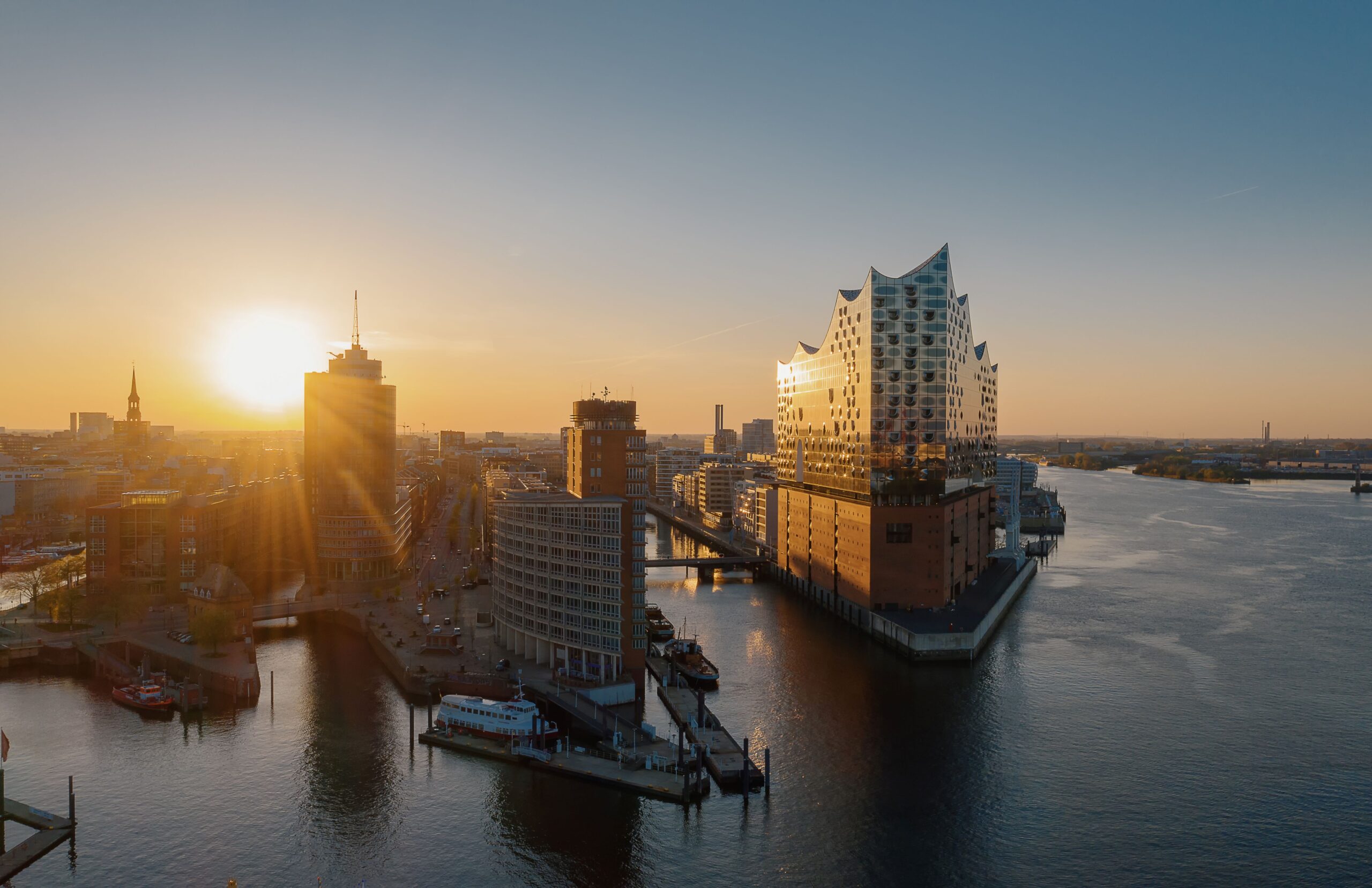 Die Elbphilharmonie und Skyline von Hamburg im Hintergrund 